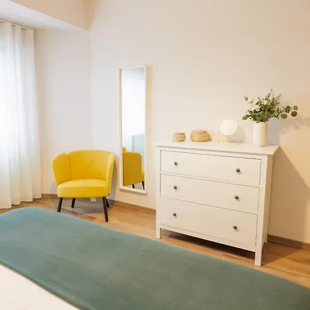 Adeines Viviendas Uso Turistico Medio * A Estrada